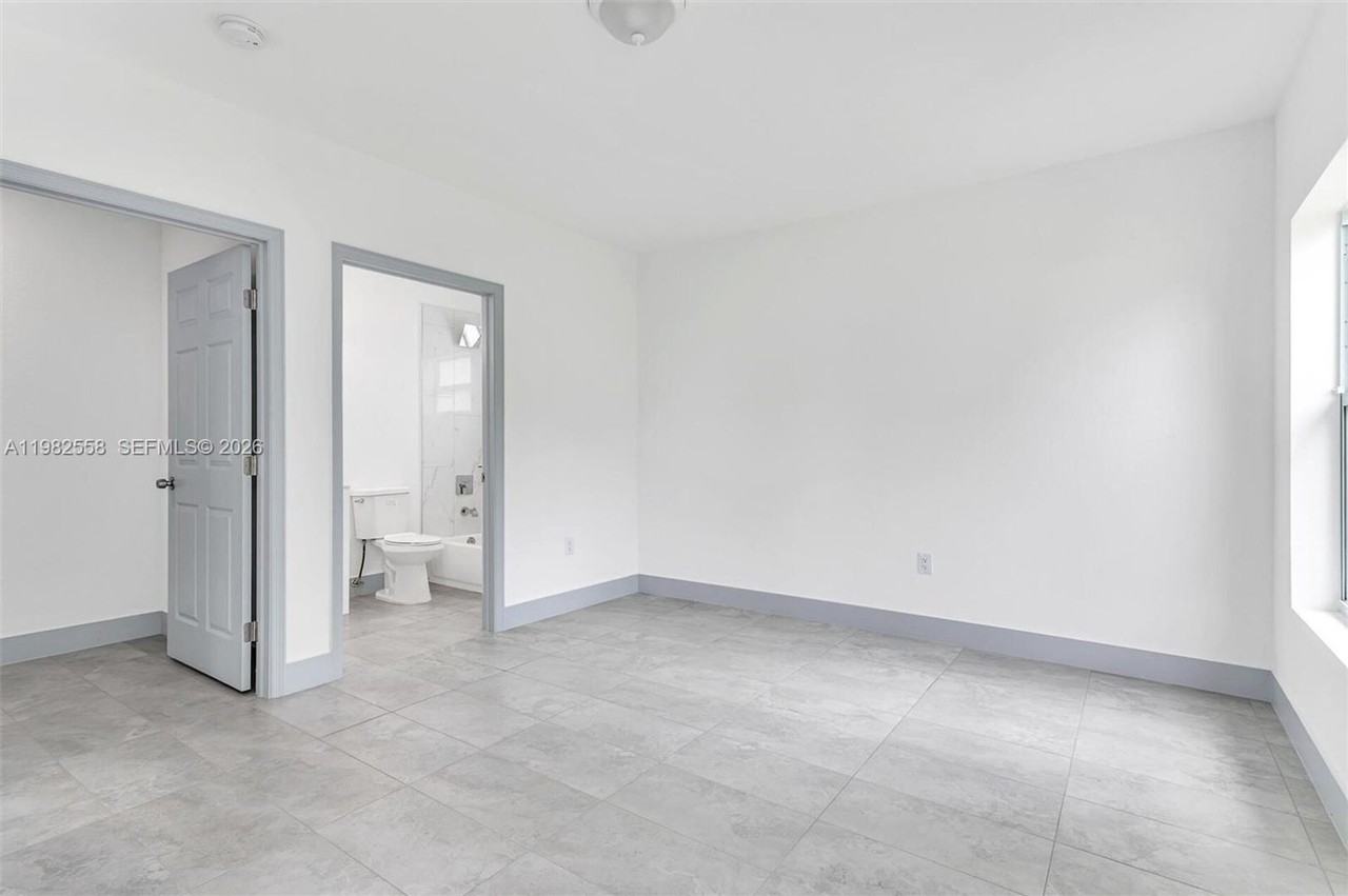 2360 Nw 14th St - Photo 5 of 10