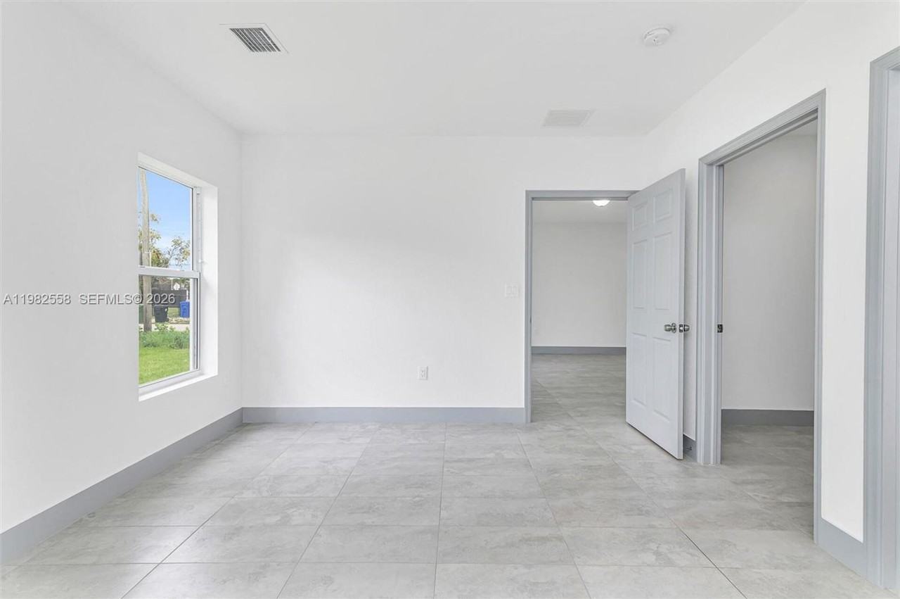2360 Nw 14th St - Photo 6 of 10