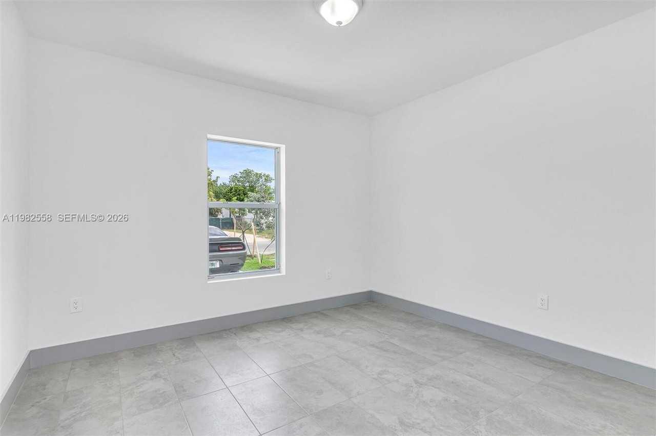 2360 Nw 14th St - Photo 7 of 10