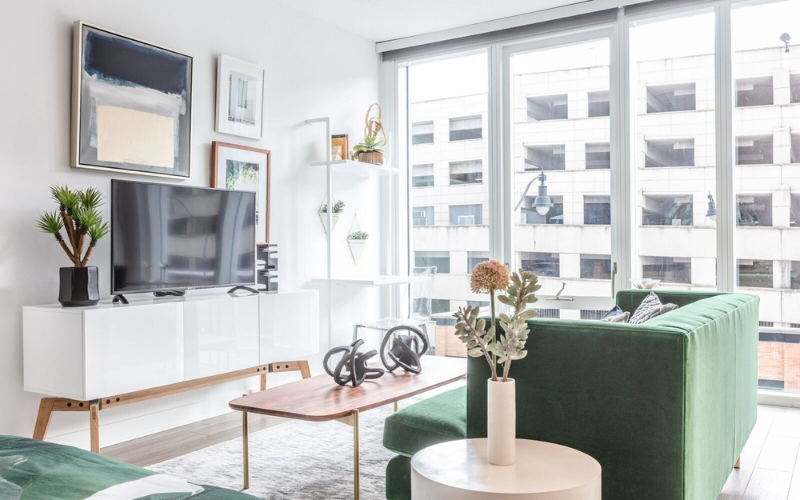 2357 N Lincoln Ave - Photo 3 of 9