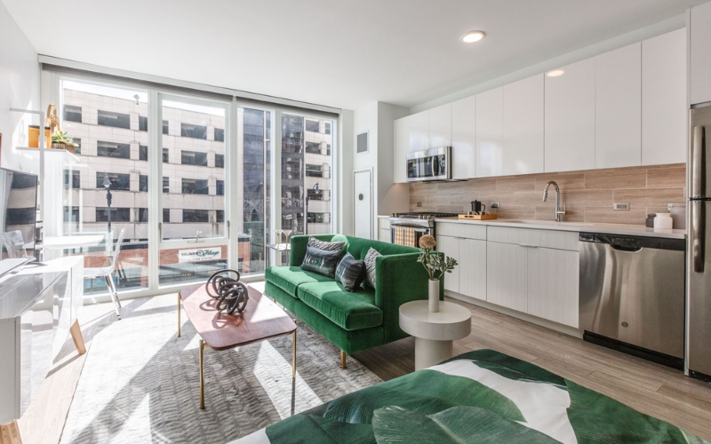 2357 N Lincoln Ave - Photo 5 of 9