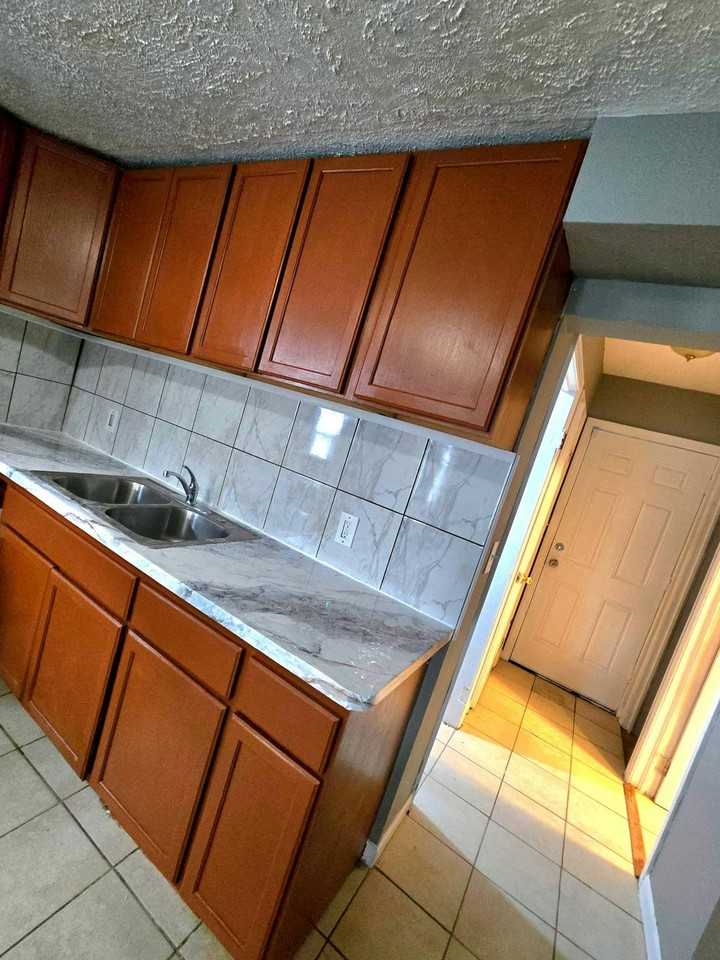 5022 Guy Avenue - Photo 4 of 11