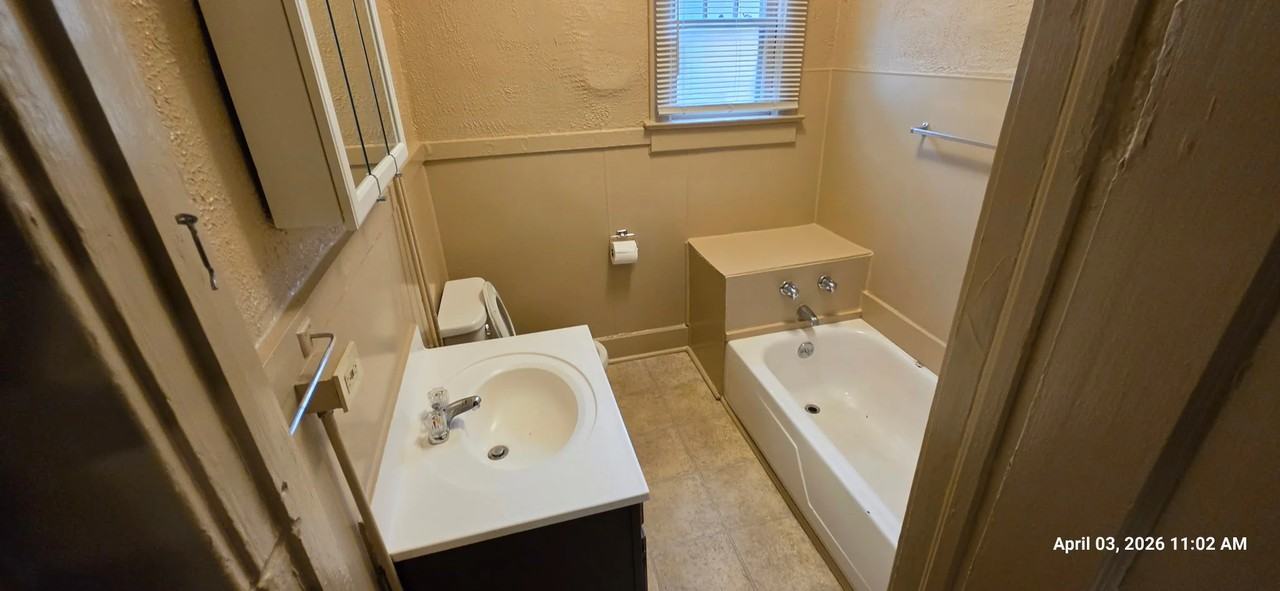 5820 E 15th Ter - Photo 5 of 8