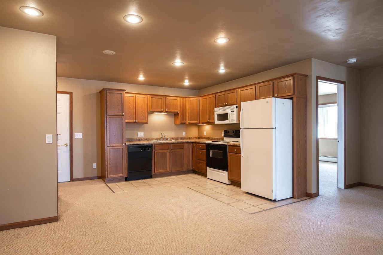 Golden Valley - 830 East Elm - Photo 4 of 13