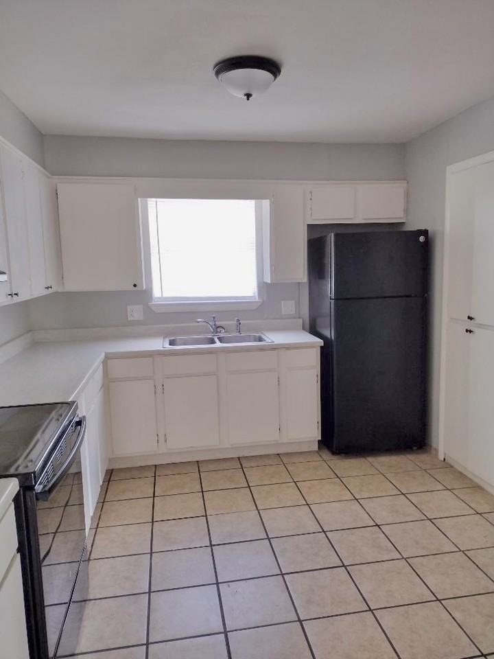 English Village - Photo 3 of 42