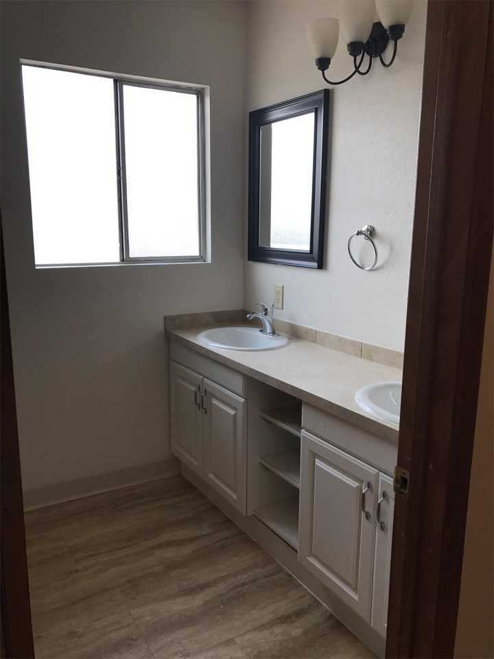 17th Avenue Office - Photo 2 of 3