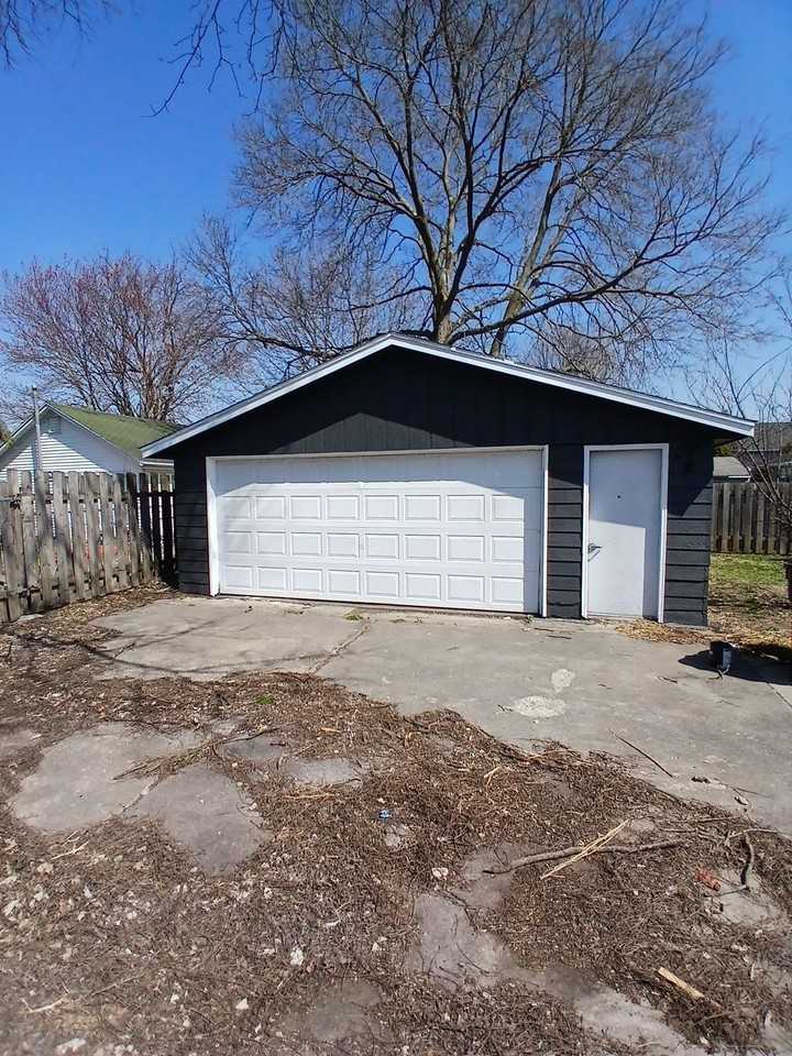 730 E Hurlbut Ave #1 - Photo 2 of 15