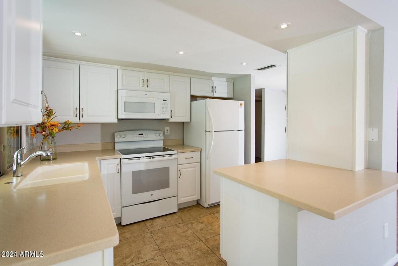 7232 S La Rosa Dr - Photo 3 of 13