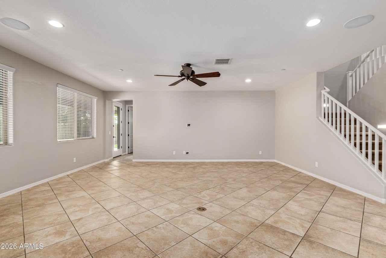 9372 W Louise Dr - Photo 4 of 29