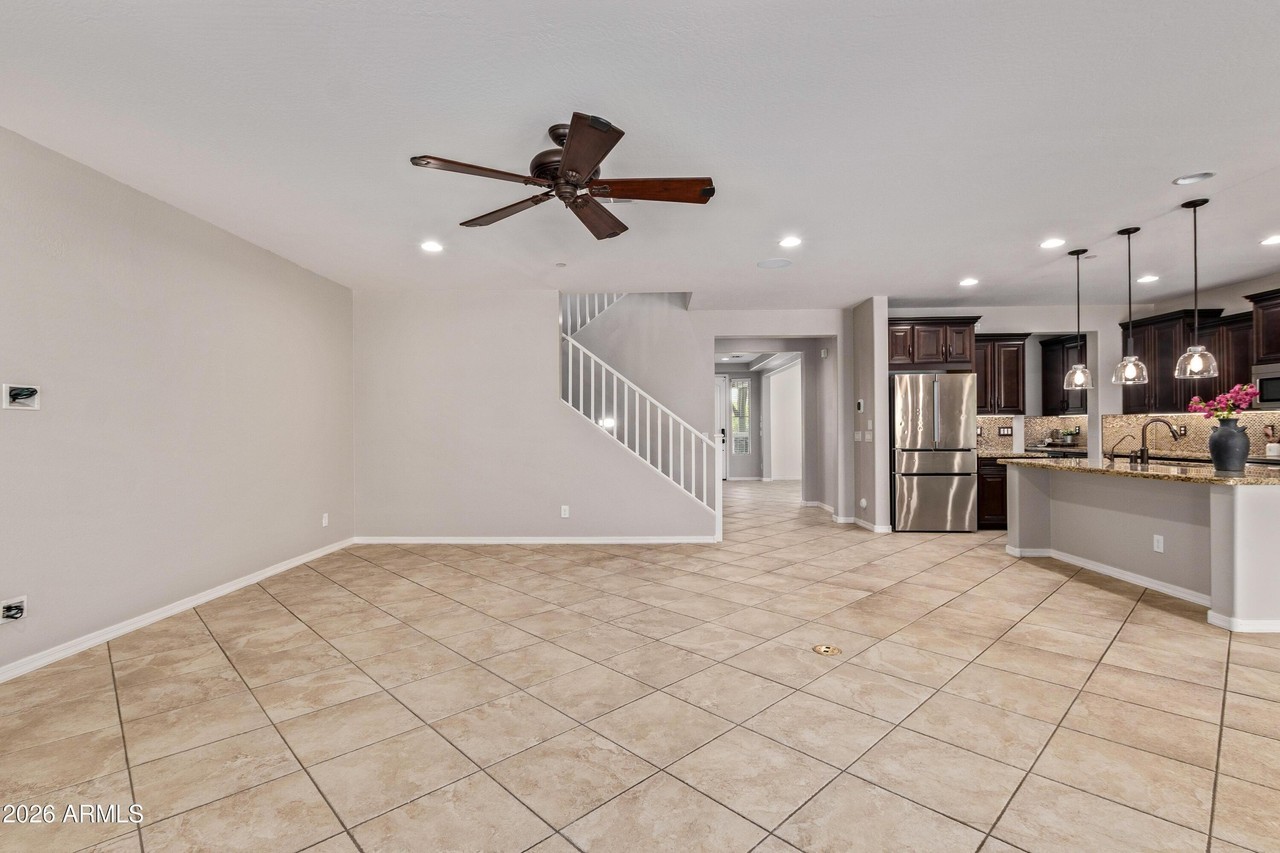 9372 W Louise Dr - Photo 5 of 29