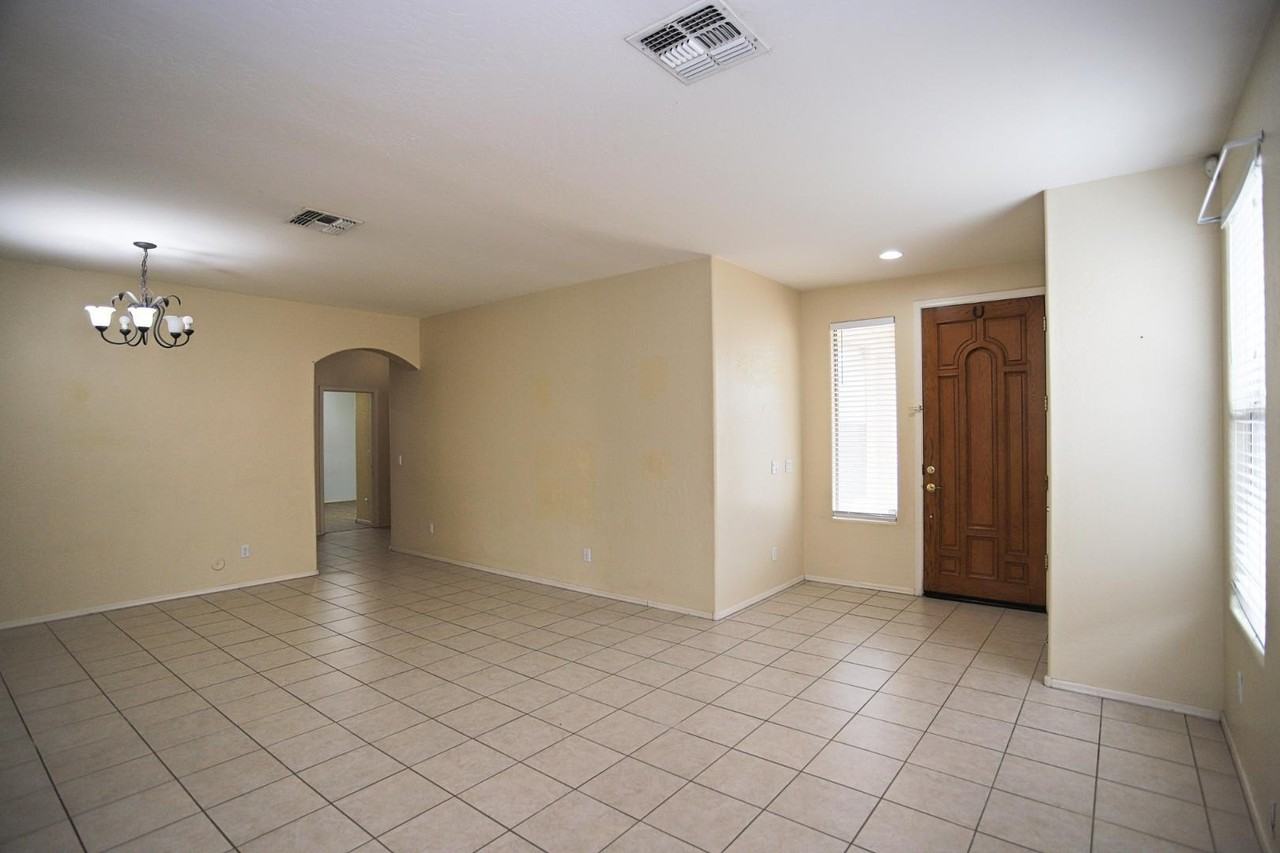 3210 E Lark Dr - Photo 5 of 46