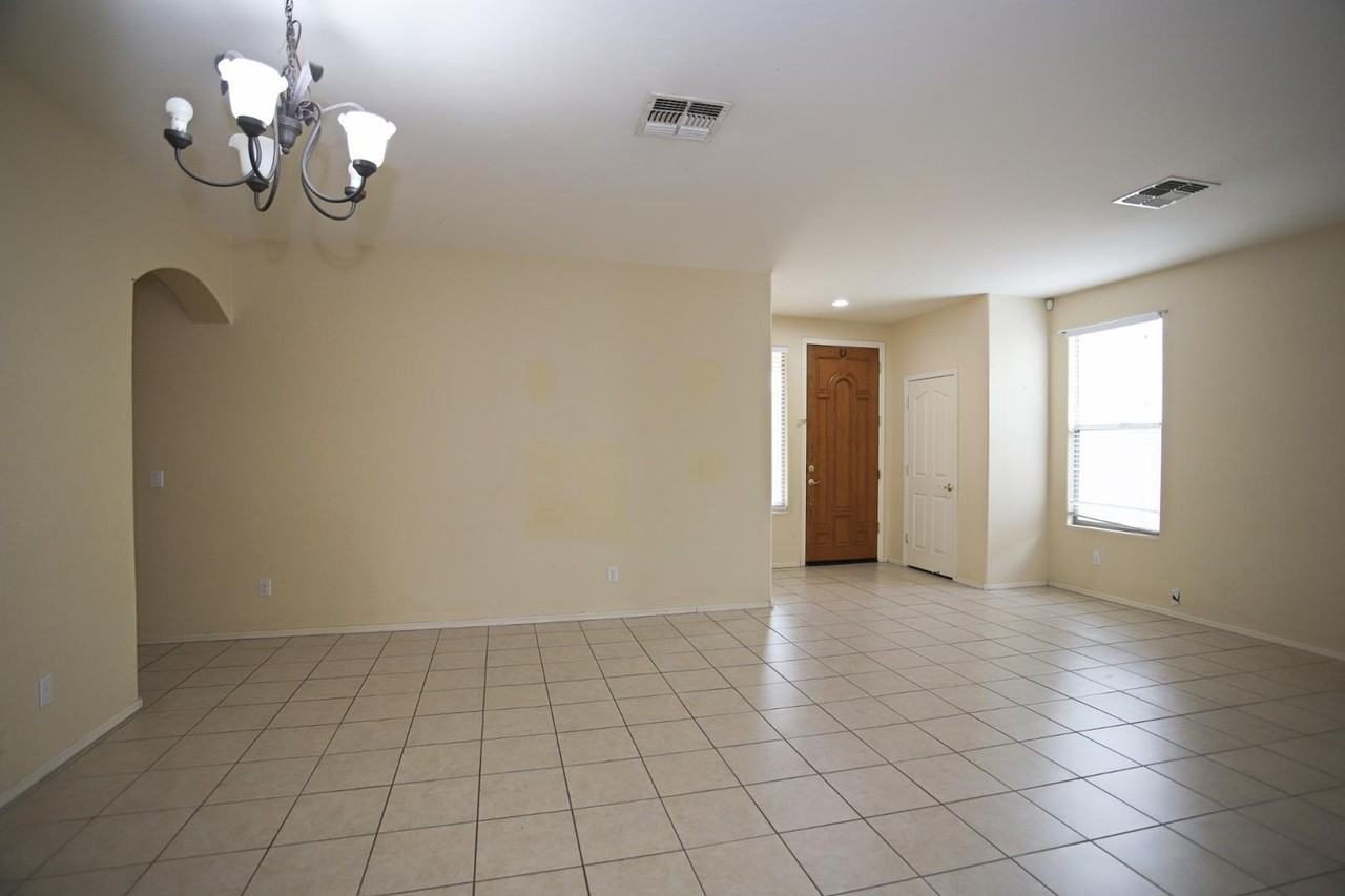 3210 E Lark Dr - Photo 7 of 46