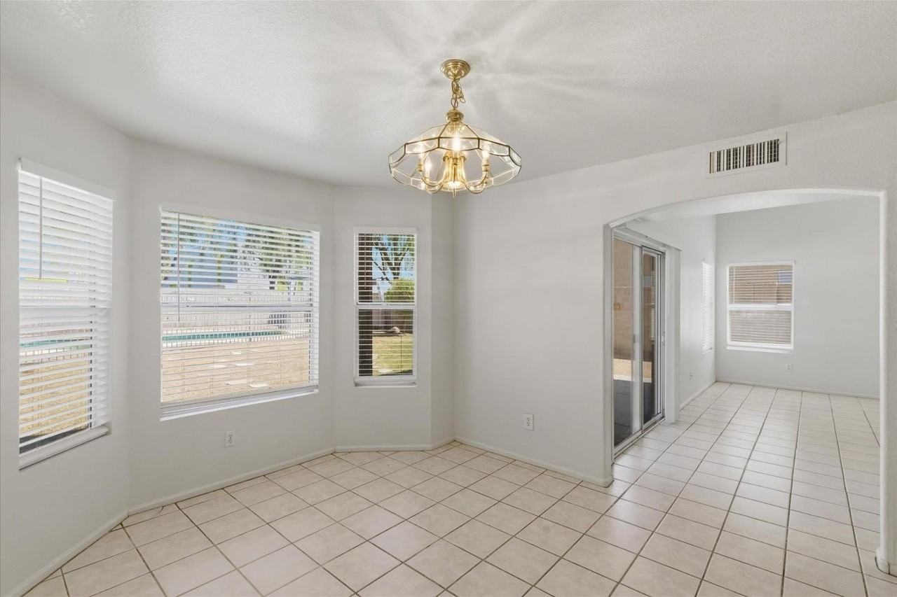 3142 E Wahalla Ln - Photo 4 of 21