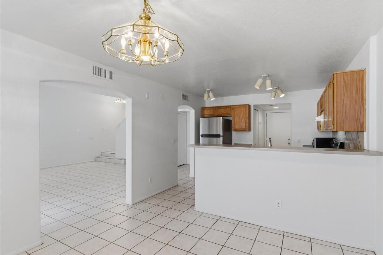 3142 E Wahalla Ln - Photo 6 of 21