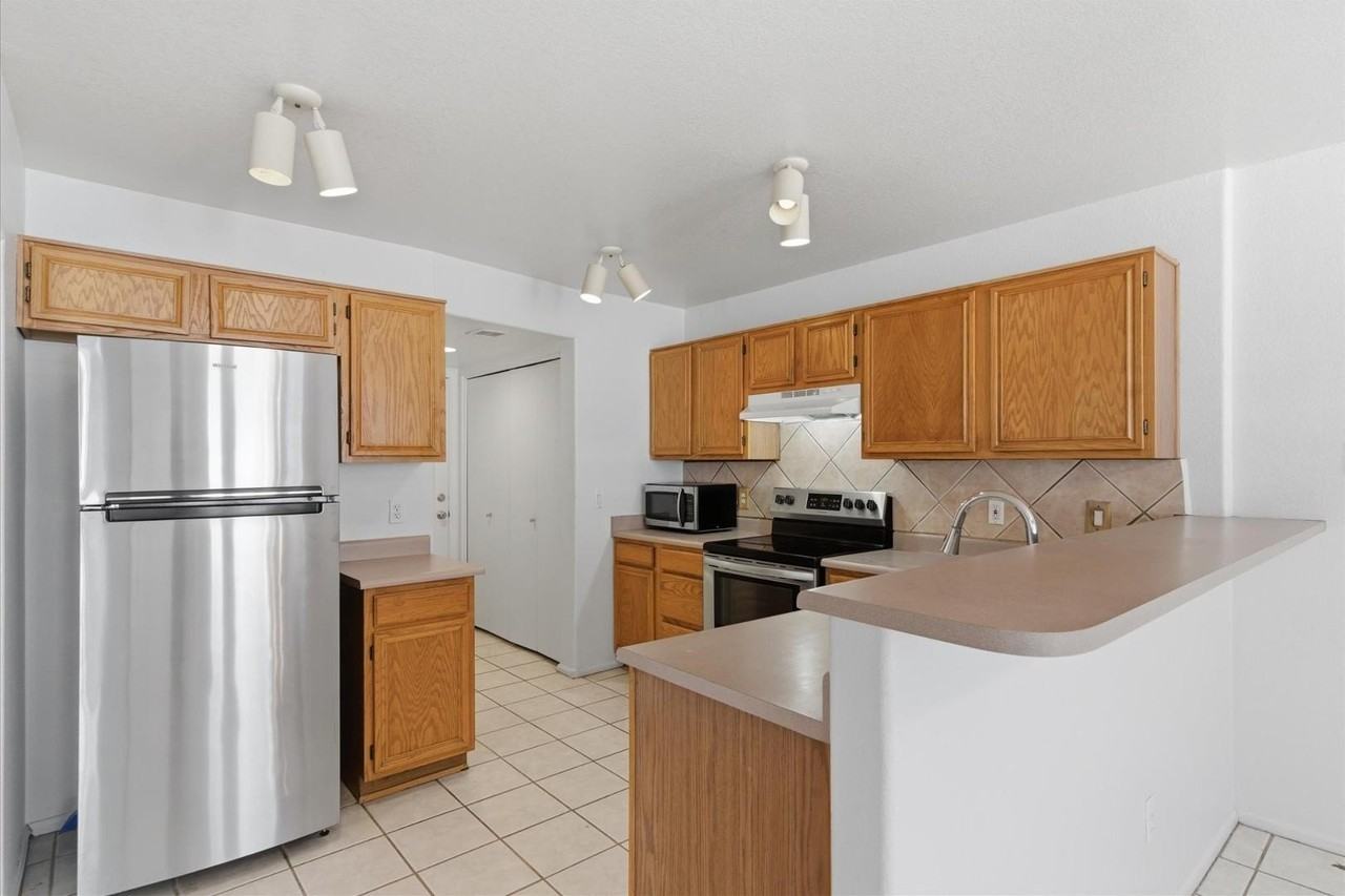 3142 E Wahalla Ln - Photo 7 of 21