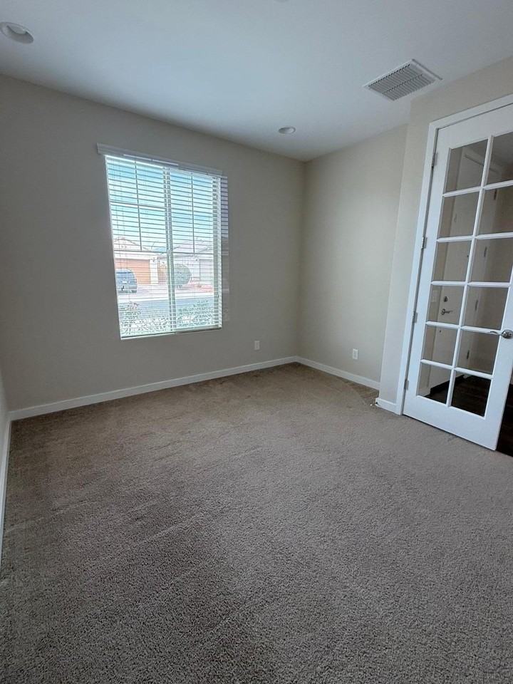 9519 W Fallen Leaf Ln - Photo 5 of 21