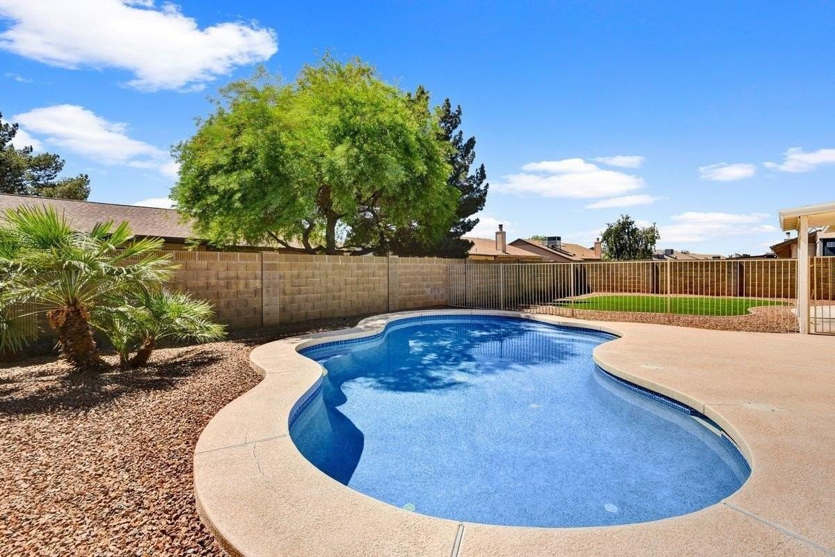 7331 W Windrose Dr - Photo 2 of 17