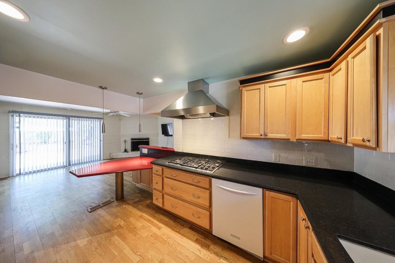 7608 E 4th St - Photo 5 of 21