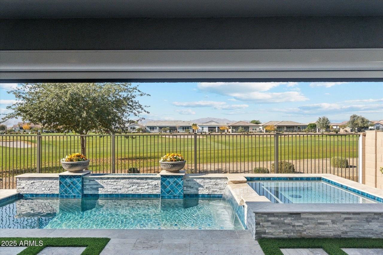 11138 N San Clemente St - Photo 3 of 32