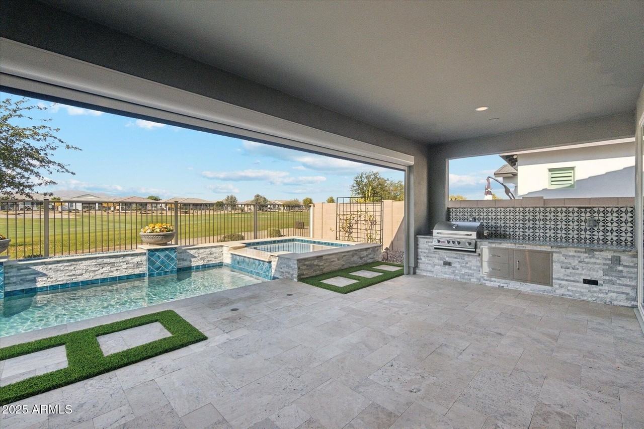 11138 N San Clemente St - Photo 4 of 32