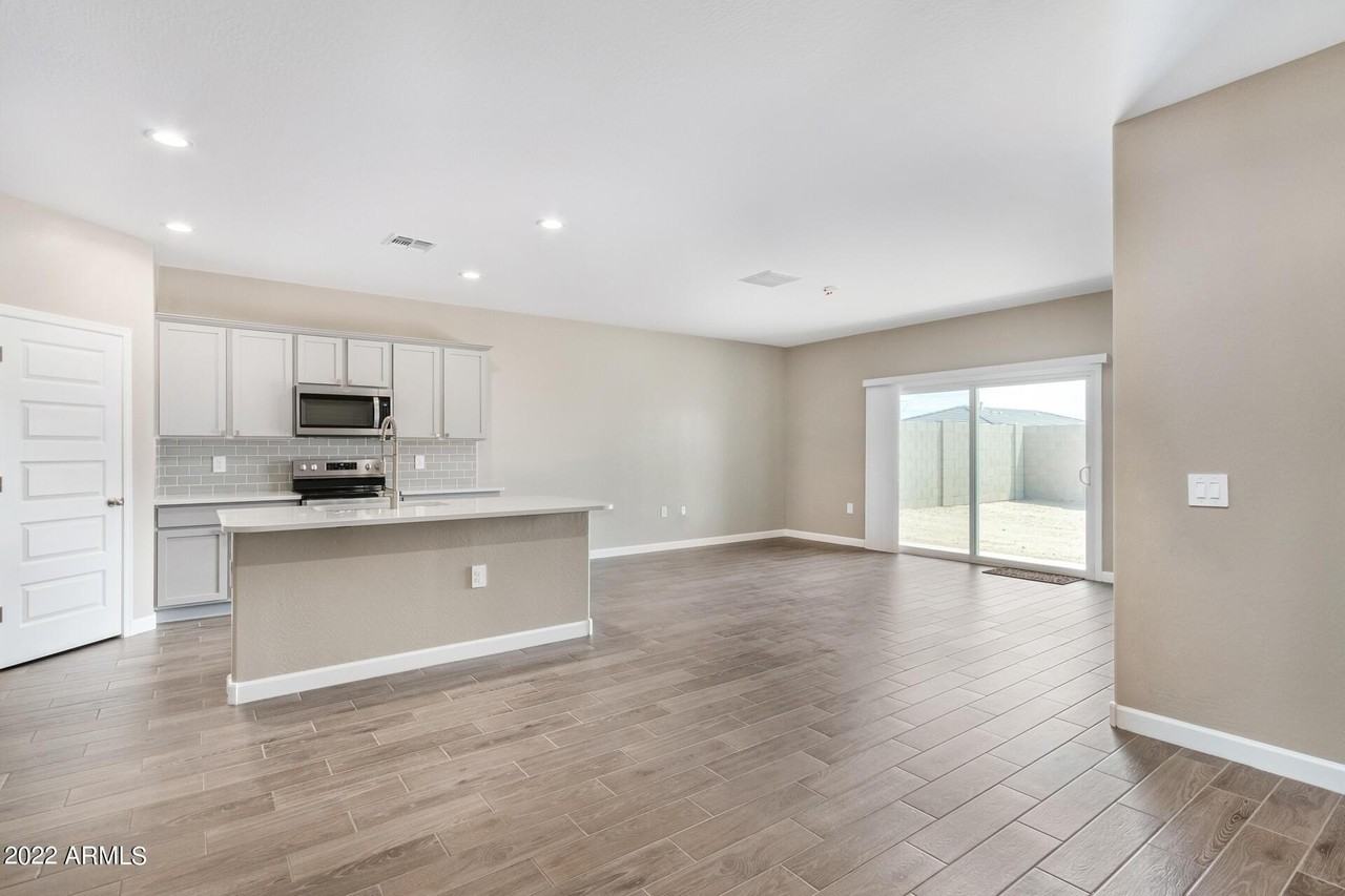 24147 W Verlea Dr - Photo 4 of 22