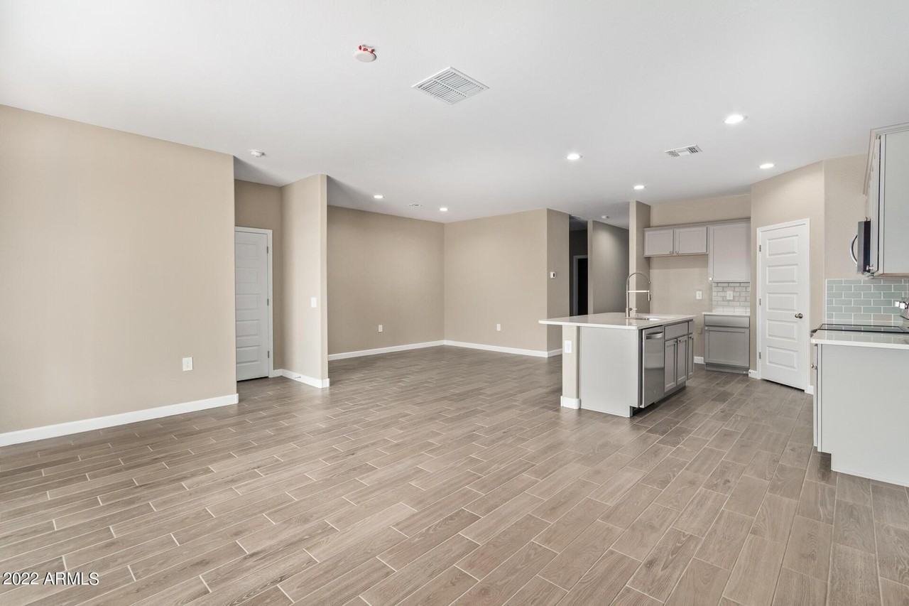 24147 W Verlea Dr - Photo 5 of 22