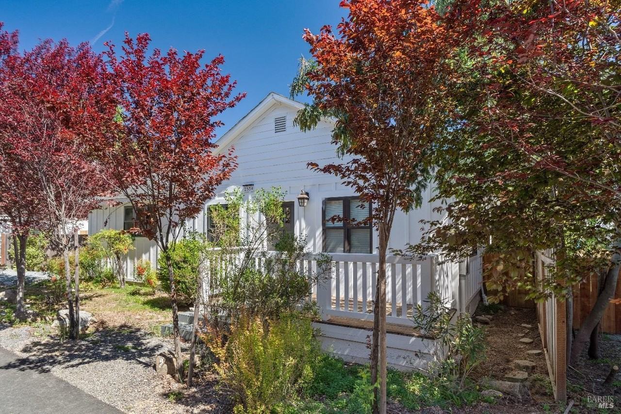 1554 Laurel Ln - Photo 2 of 12