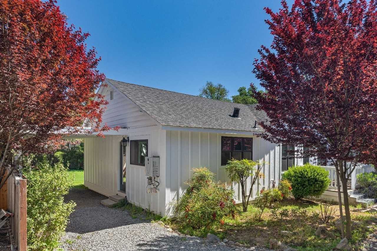 1554 Laurel Ln - Photo 3 of 12