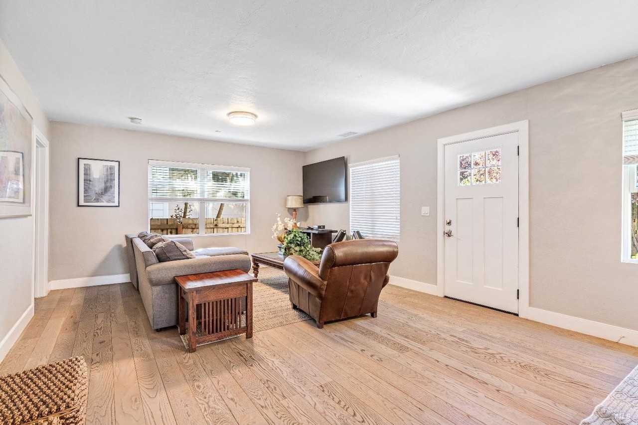 1554 Laurel Ln - Photo 4 of 12