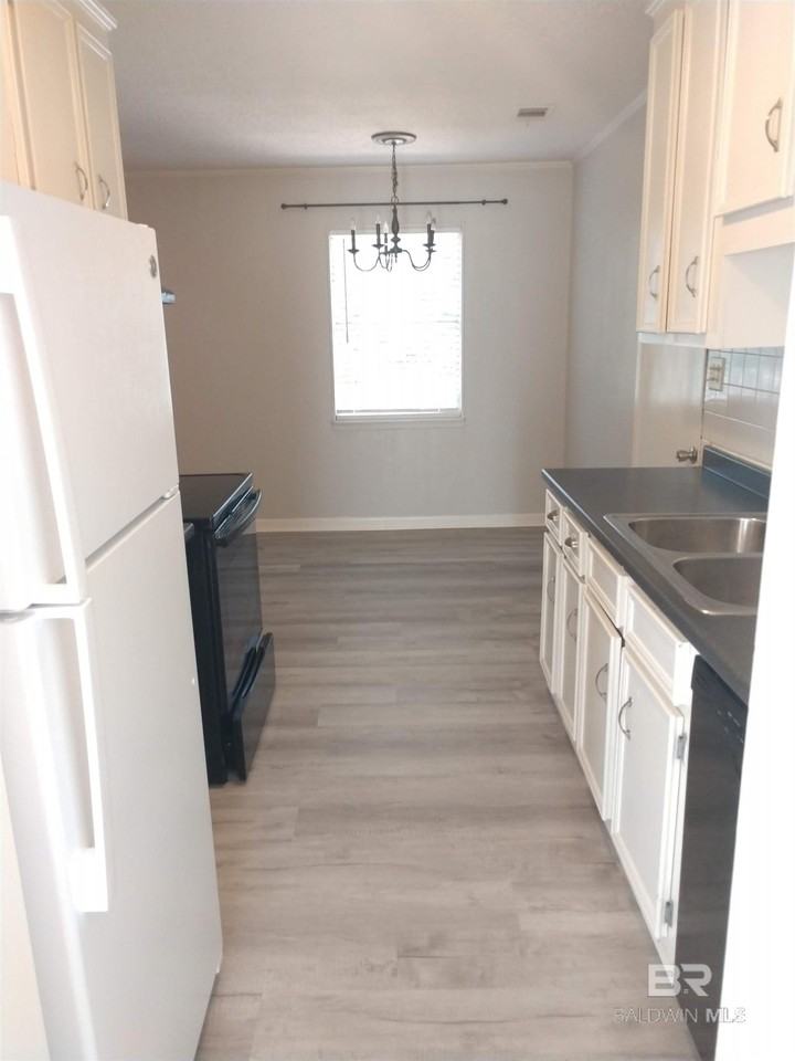 1107 Caroline Ave - Photo 5 of 16