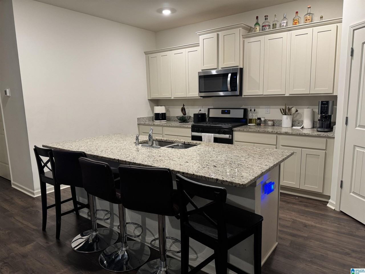 204 Chelsea Park Rd - Photo 5 of 10