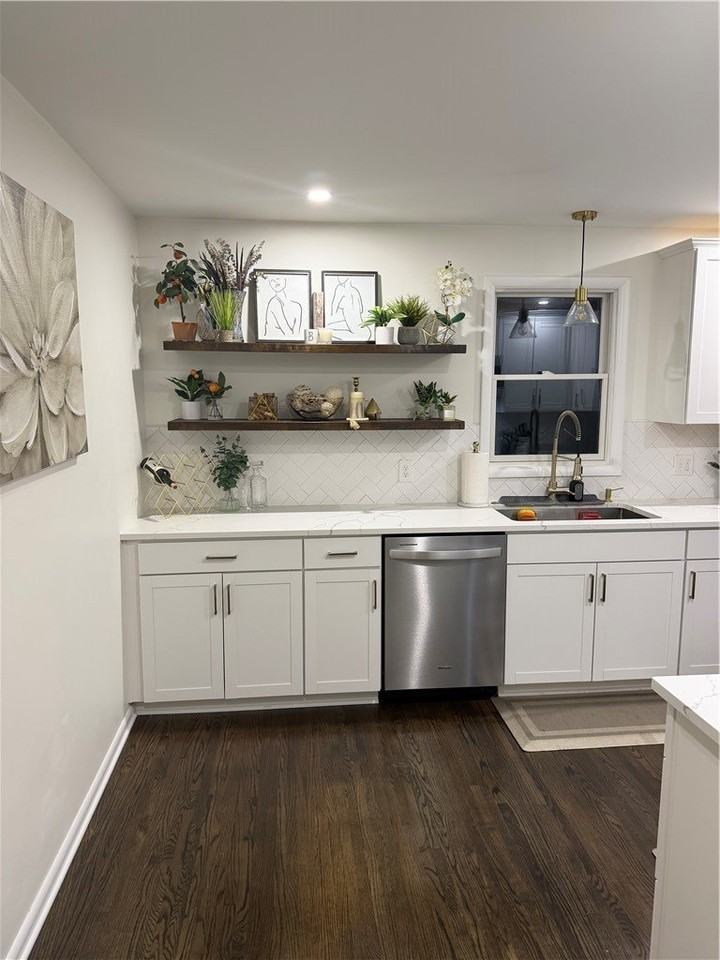 1560 Blossom Rd - Photo 4 of 10