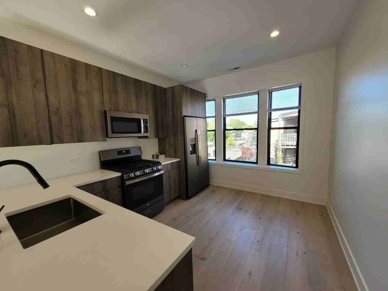 1334 W Bryn Mawr Ave #3R - Photo 4 of 16