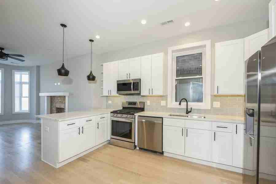 1541 N Washtenaw Ave #1 - Photo 7 of 14