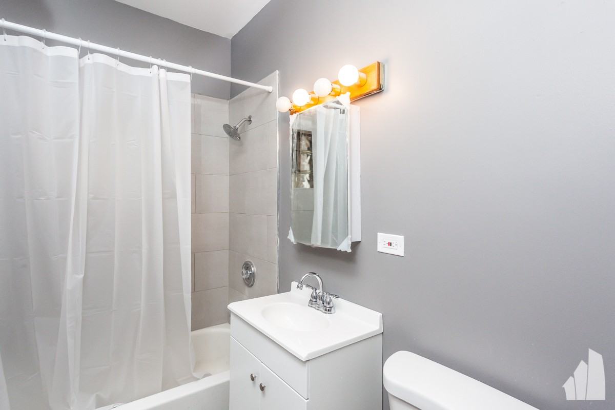 1022 W Fry St #1R - Photo 7 of 11