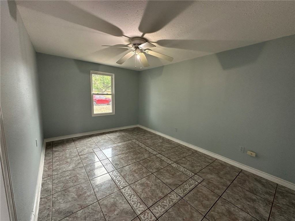 107 Holly Dr - Photo 3 of 14