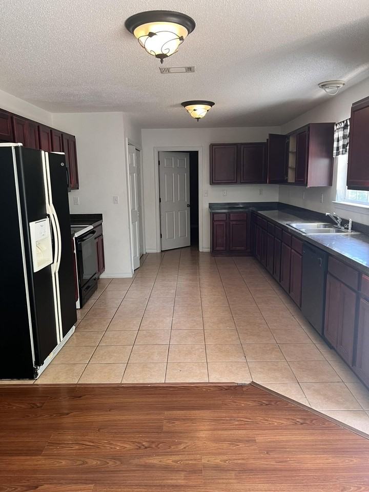 301 Lakeview Dr - Photo 2 of 16