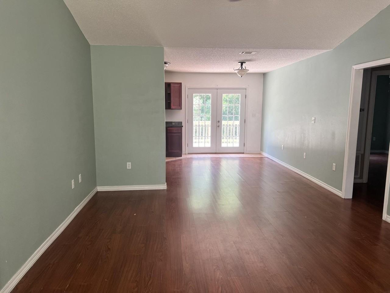 301 Lakeview Dr - Photo 3 of 16