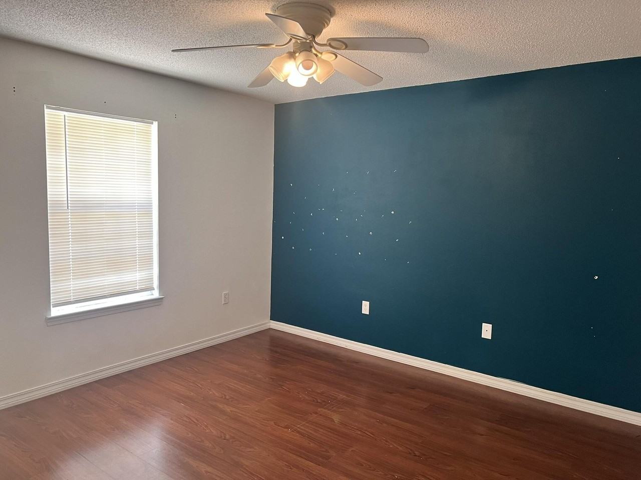 301 Lakeview Dr - Photo 4 of 16