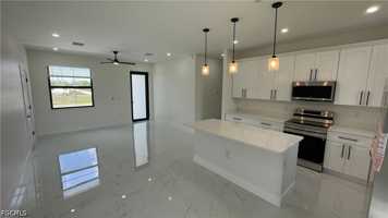 featured image of 528 Raintree St E