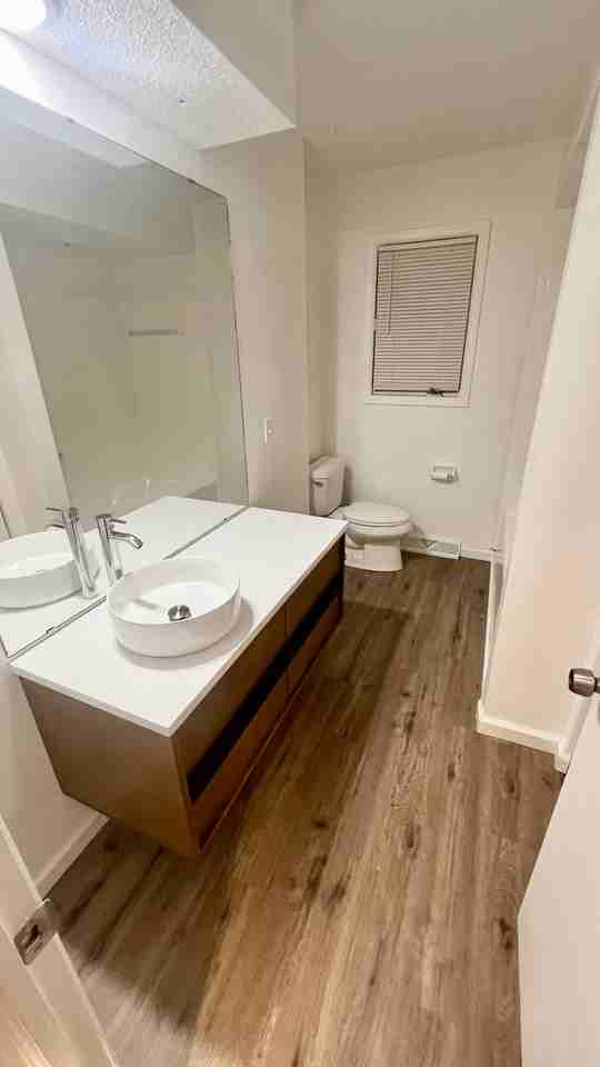 5560 Cresthaven Ln #B - Photo 4 of 23