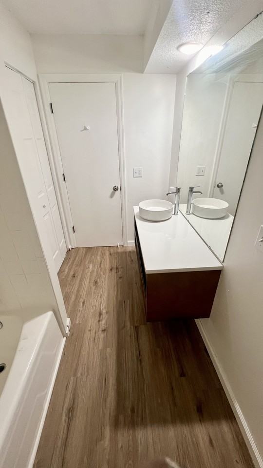 5560 Cresthaven Ln #B - Photo 5 of 23