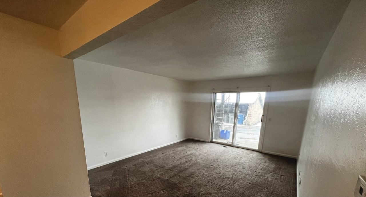 5560 Cresthaven Ln #B - Photo 7 of 23