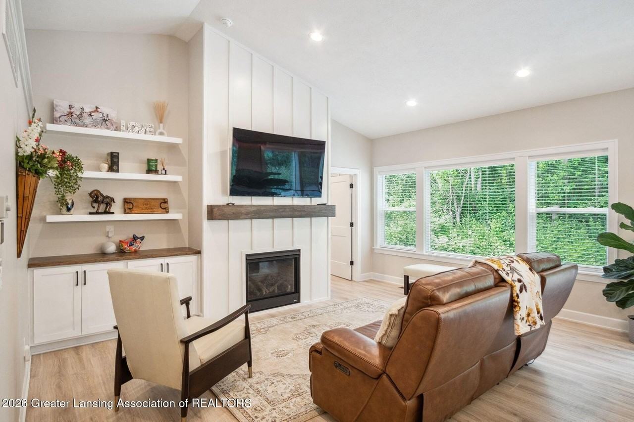 6195 Hilltop Ct - Photo 2 of 20