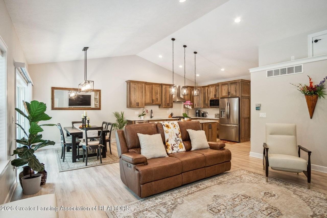 6195 Hilltop Ct - Photo 3 of 20