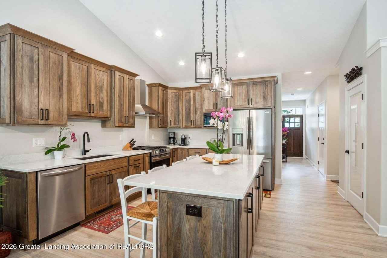 6195 Hilltop Ct - Photo 4 of 20