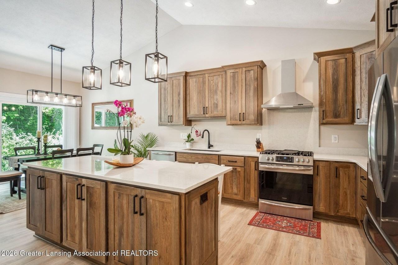 6195 Hilltop Ct - Photo 5 of 20