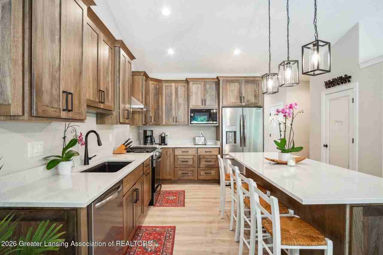 6195 Hilltop Ct - Photo 6 of 20