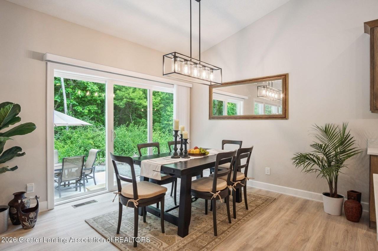 6195 Hilltop Ct - Photo 7 of 20