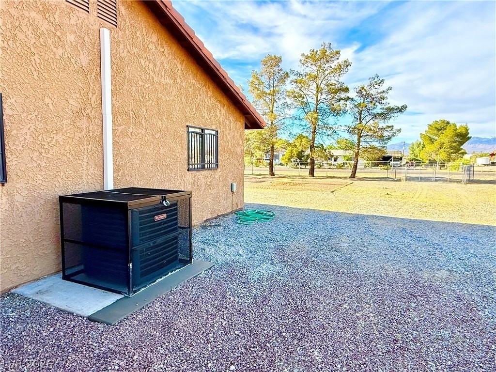 1081 Pluto St - Photo 3 of 29